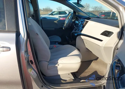 2012 Toyota Sienna Le V6 8 Passenger z USA, uszkodzony, nr VIN 5TDKK3DC3CS209260